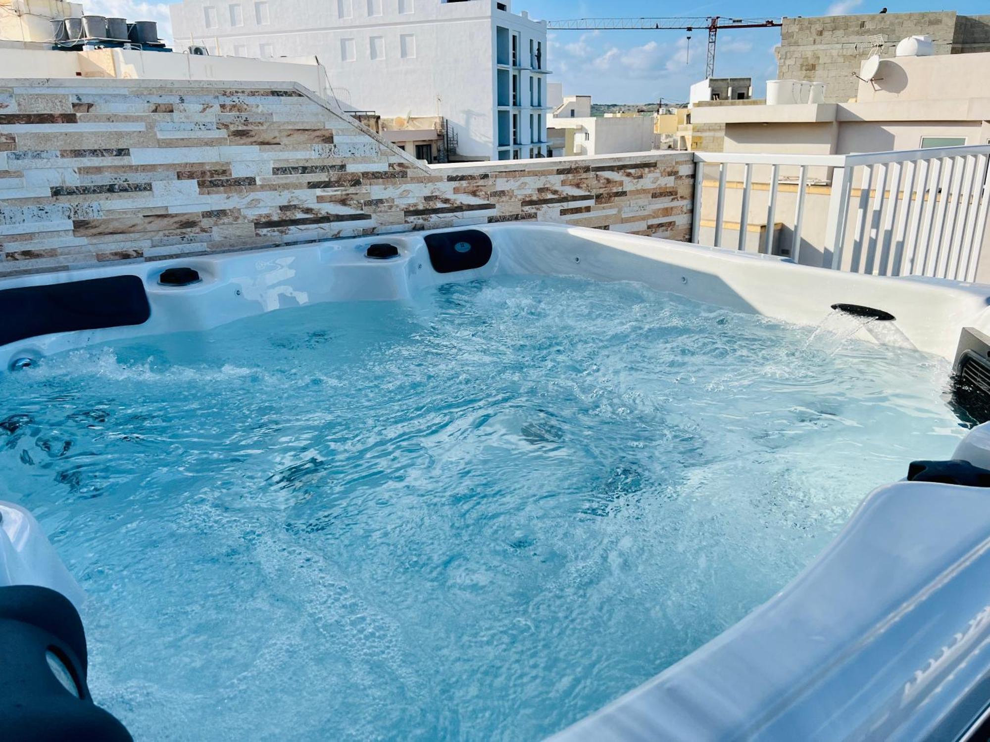 Poseidon Court Penthouse Superior Lägenhet St. Paul's Bay Exteriör bild